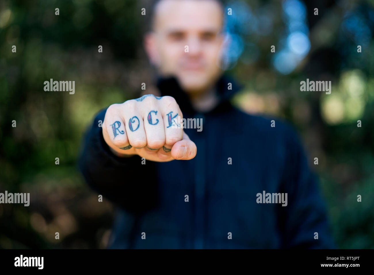 Der Mensch seine tätowierten Hand zeigen, close-up Stockfoto