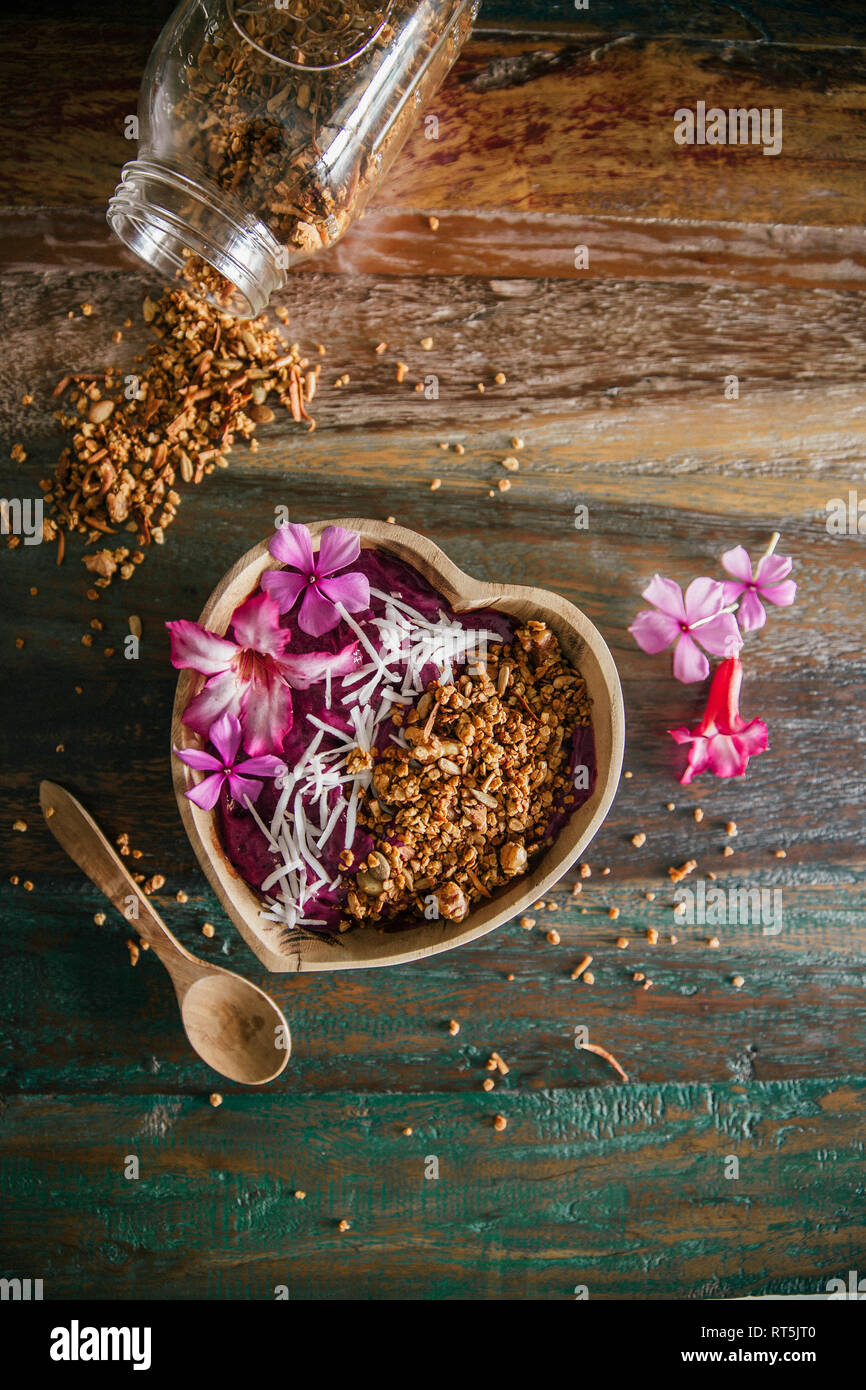 Acai Schüssel mit Kokosraspeln und Kürbis Müsli Stockfoto