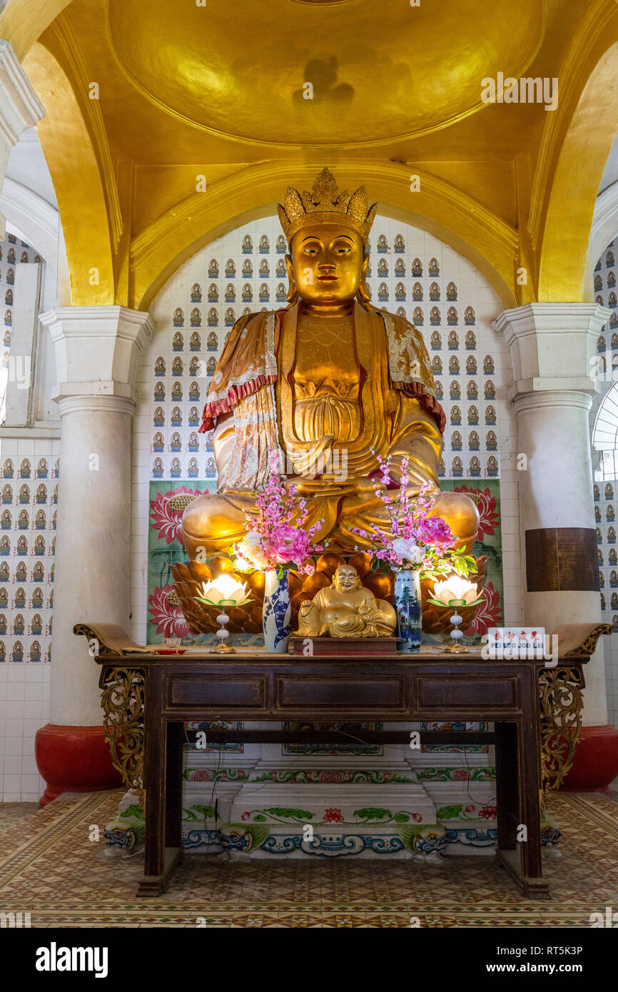 Chinesischer Buddha im Verbot Po Thar Pagode, Kek Lok Si buddhistischer Tempel. Kleine lächelnde Buddha im Vordergrund. George Town, Penang, Malaysia. Stockfoto