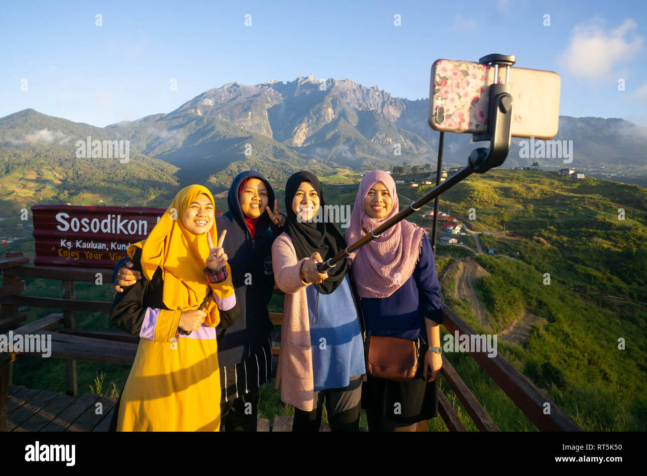Kundasang Sabah Malaysia - Feb 28, 2019: Gruppe der muslimischen Frau selfie nehmen Sie ihr Smartphone bei Kudasang Sabah. Kundasang ein Hochland in Borneo ist pop Stockfoto