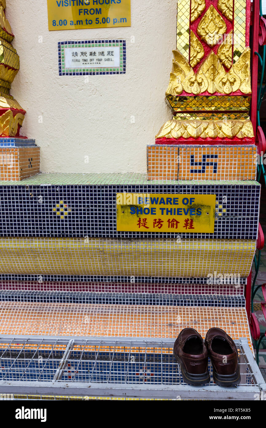 Schild warnt der Schuh Diebe am Eingang der Wat Chayamangkalaram, Tempel des Liegenden Buddha. George Town, Penang, Malaysia. Was ist zu tun? Stockfoto