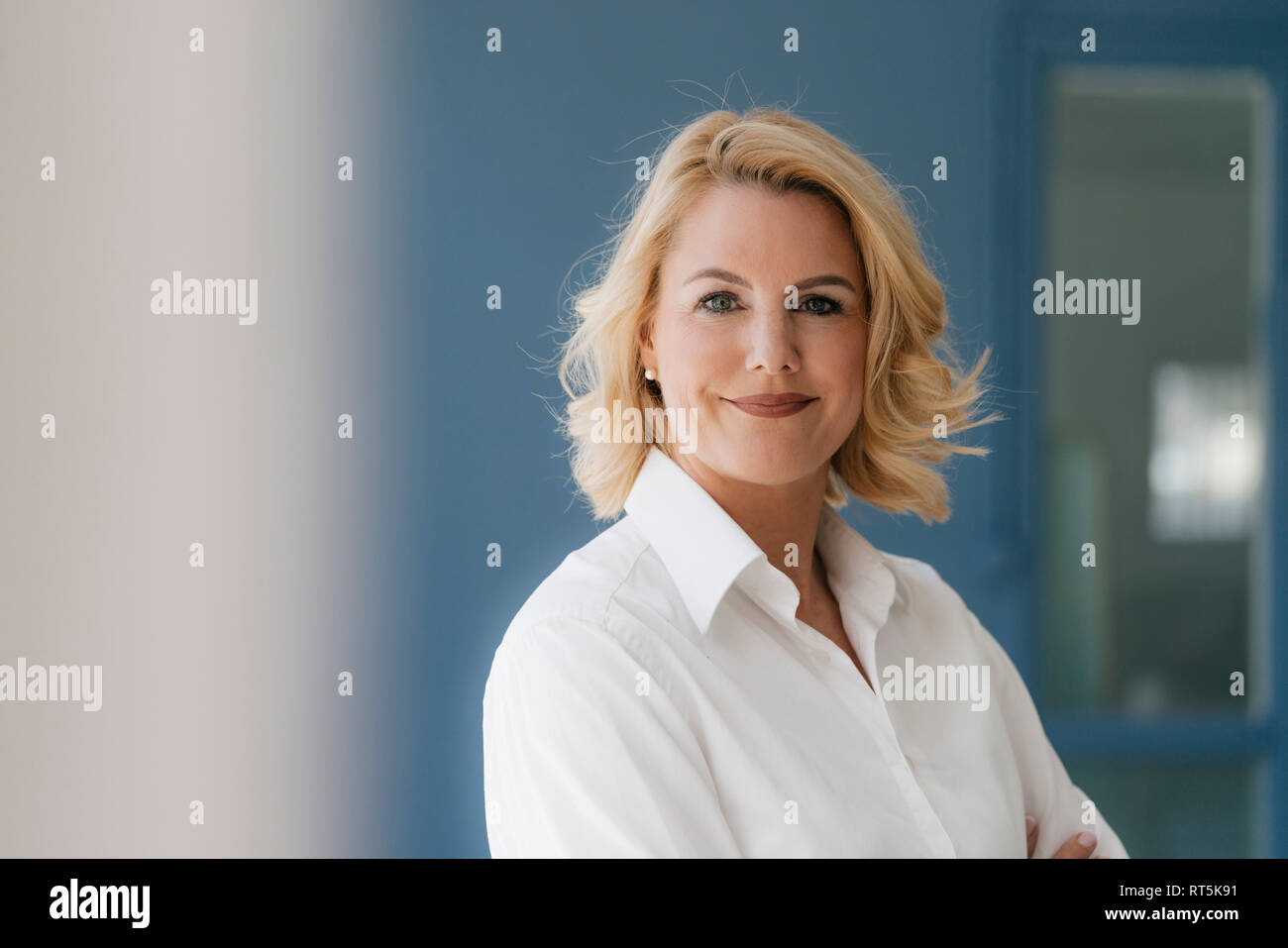 Portrait von zuversichtlich blonde Frau tragen weiße Hemd Stockfoto