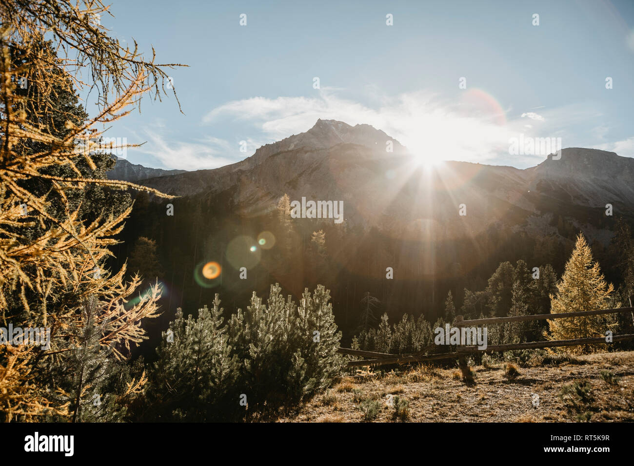 Die Schweiz, die Sonne hinter den Bergen Stockfoto