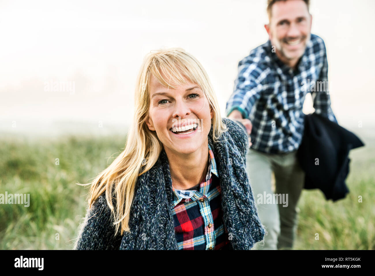 Glückliches Paar in den Dünen Stockfoto