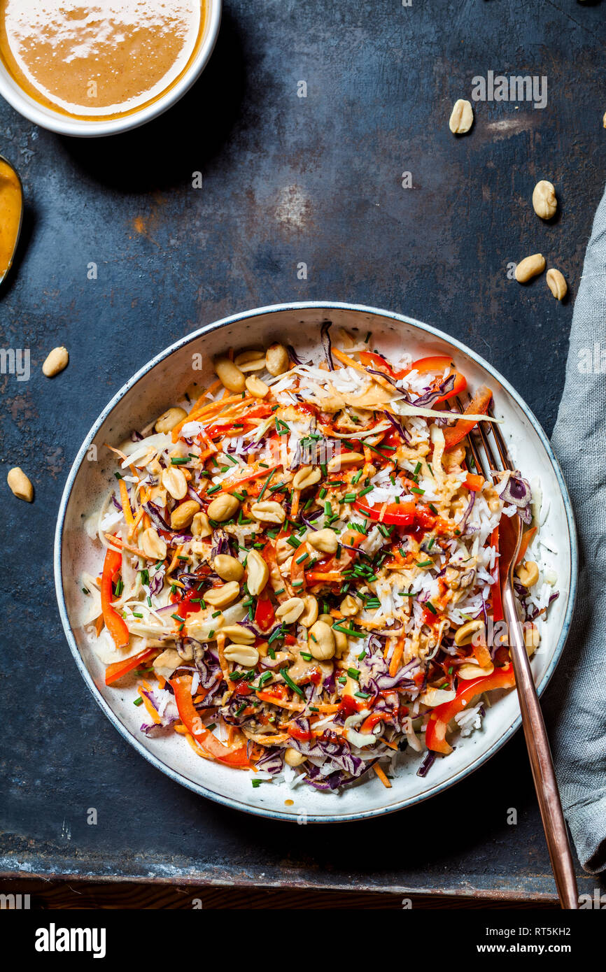Warme Reis Salat mit geriebenen Gemüse, Erdnuss Sauce und Erdnüsse Stockfoto