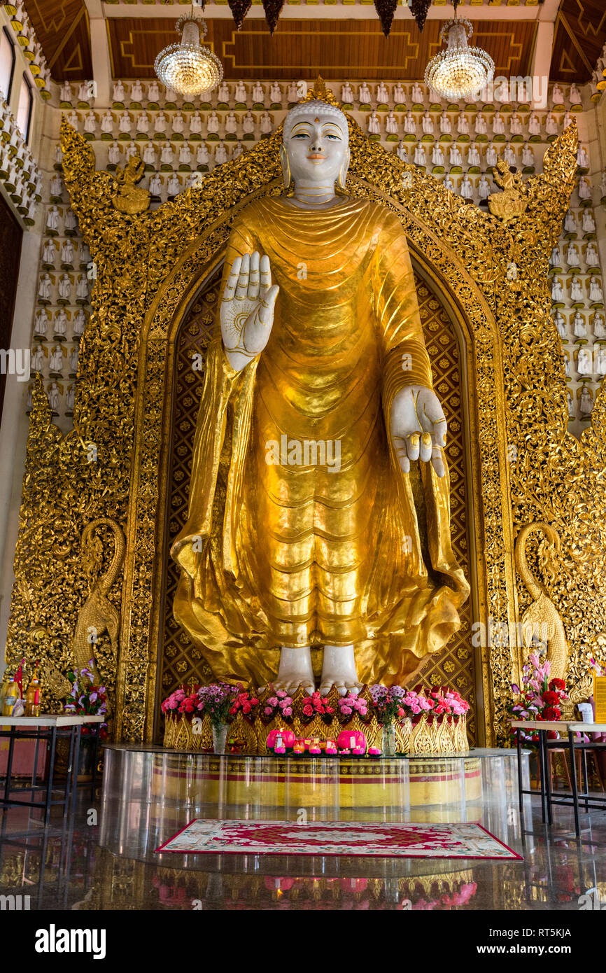 Buddha Statue Anzeige der Abhaya mudra (Geste), Dhammikarama Burmese Buddhist Temple, Georgetown, Penang, Malaysia. Stockfoto