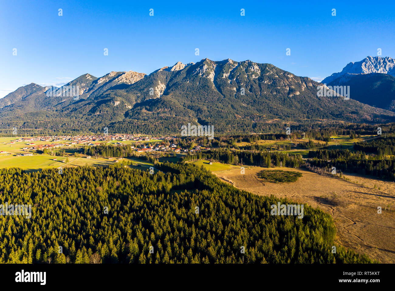 Deutschland, Bayern, Ostallgäu, Region Garmisch-Partenkirchen Krün, Luftaufnahme mit Alpen Stockfoto
