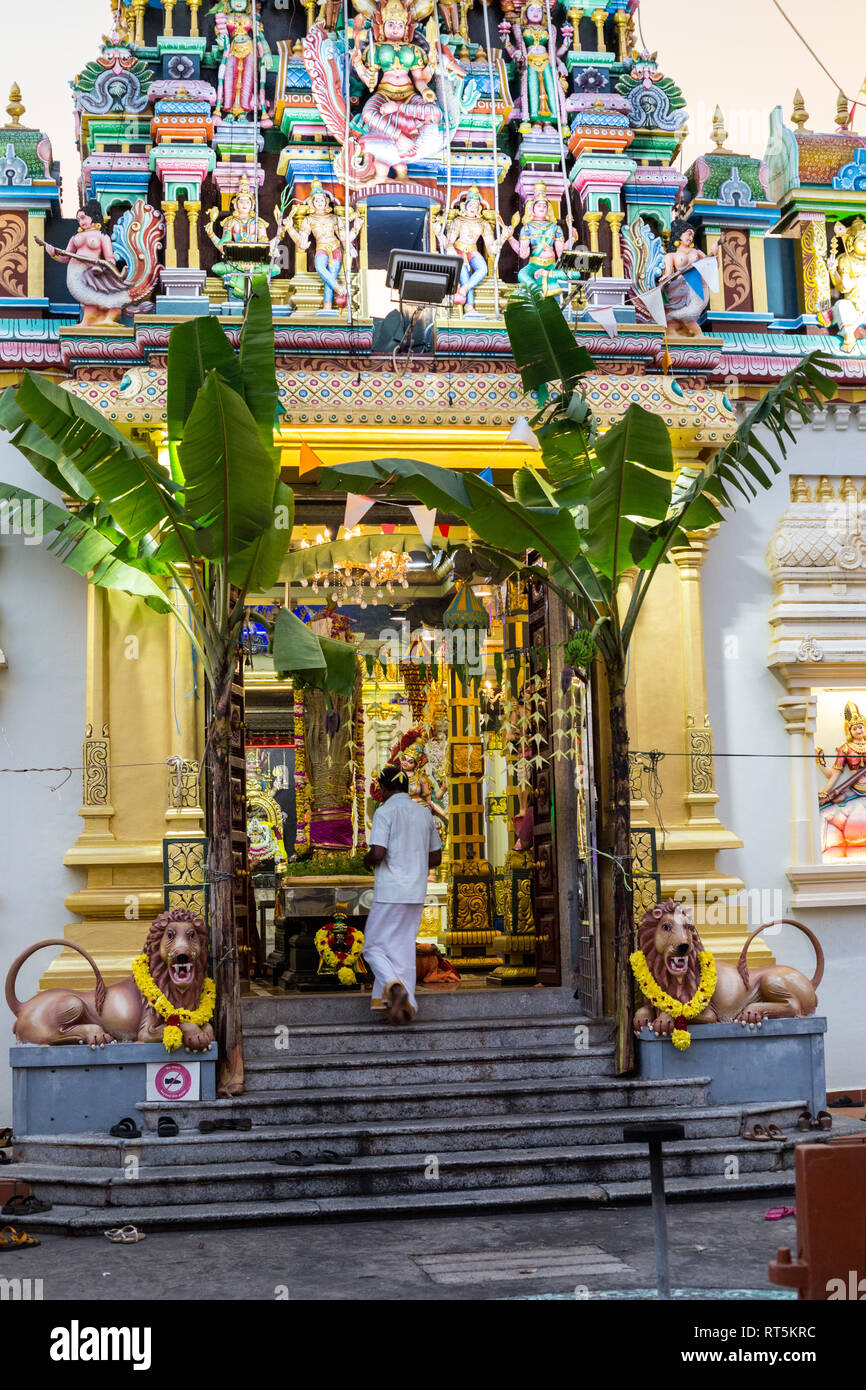 Anbeter Eingabe Hindu Tempel, Sri Maha Mariamman, Georgetown, Penang, Malaysia. Stockfoto