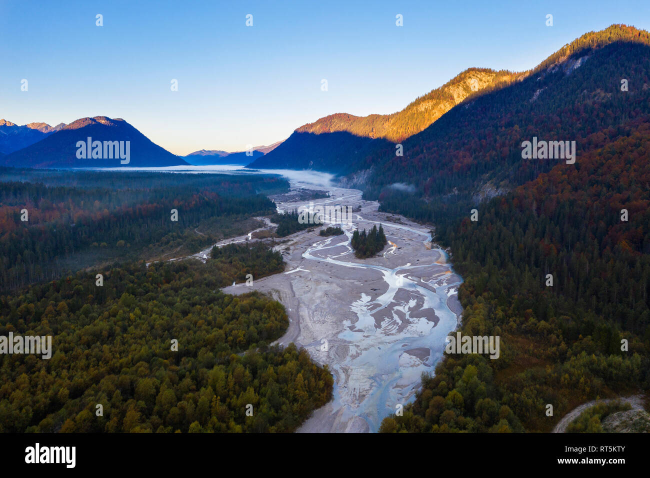 Deutschland, Bayern, Oberbayern, in der Nähe von Isar Sylvenstein Stausee am Morgen Stockfoto