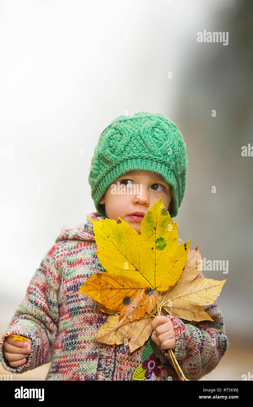 Porträt von kleinen Mädchen mit Herbst Blätter Stockfoto