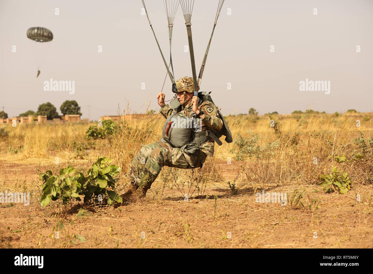 Us-Armee Soldat führt eine Fallschirmlandung fallen in einer Drop Zone in Bobo-Dioulasso, Burkina Faso Februar 26., 2019. Musketen 2019 schafft eine Plattform, auf der alle Partner Nationen in der Lage sind, für alle Arten von Operationen einschließlich Airborne ops zu trainieren. Stockfoto