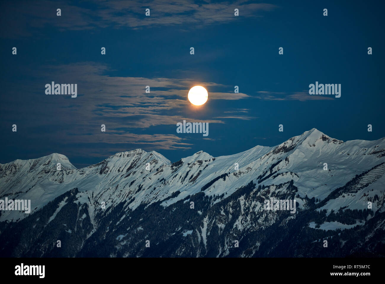 Schweiz, Bern, Hasliberg, Mond über schneebedeckte Berge Stockfoto