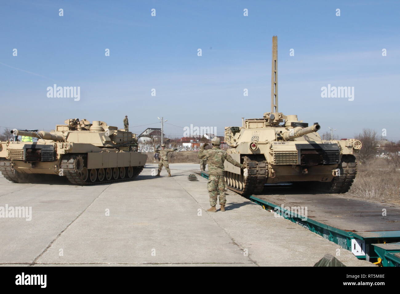 MIHAIL KOGALNICEANU AIR BASE, Rumänien (Feb. 25, 2019) - Soldaten aus Unternehmen C mit 1St Bataillon, 16 Infanterie Regiment (1-16), 1st Armored Brigade Combat Team, 1.Infanterie Division Tanks bei Capu Tonträger, Rumänien entladen. Die Ankunft der Fahrzeuge fördert die Fähigkeit des Bataillons, ihre Mission zu erfüllen, während in Osteuropa eingesetzt. Die 1-16 ist in Fort Riley, Kansas und ist derzeit in der Unterstützung der Atlantischen Lösung bereitgestellt. (U.S. Armee Foto von SPC. Yon Trimble) Stockfoto