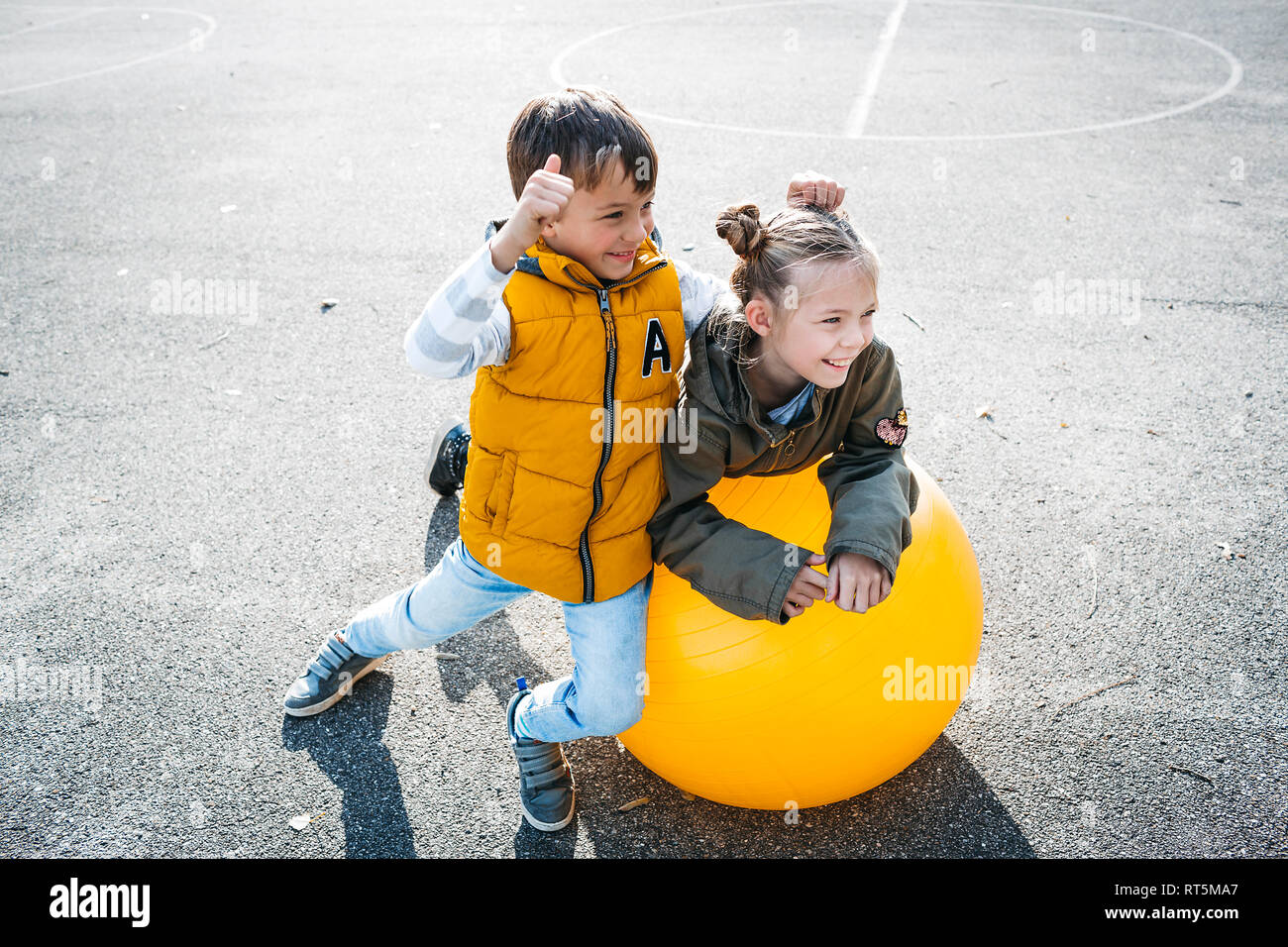 Zwei Kinder Spaß mit Gymnastikball Stockfoto