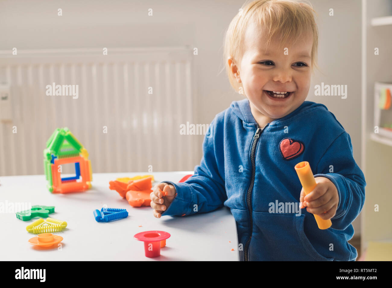 Portrait von Baby Mädchen spielen mit Knetmasse Stockfoto