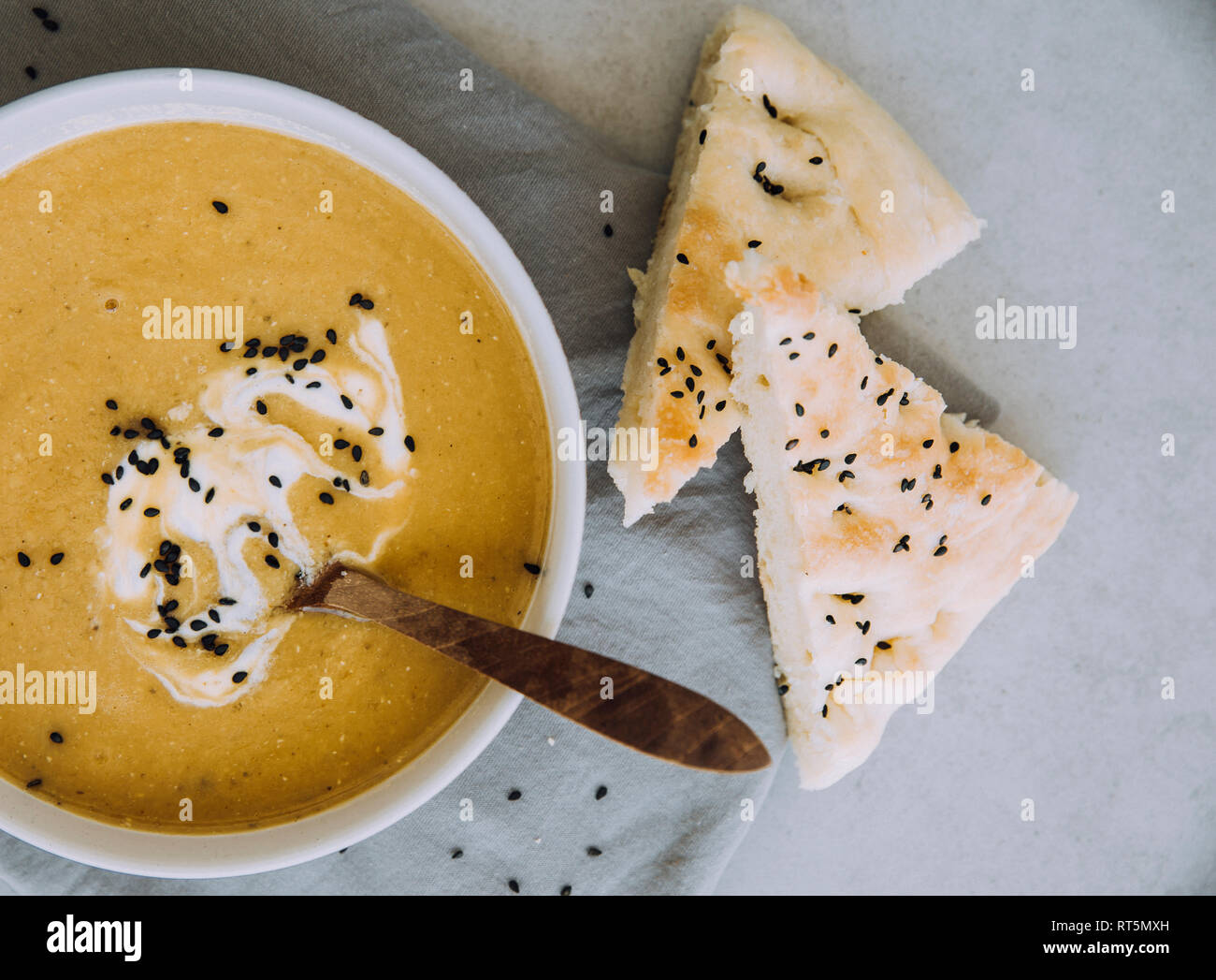 Linsensuppe mit süßen Kartoffeln und Brot, von oben Stockfoto
