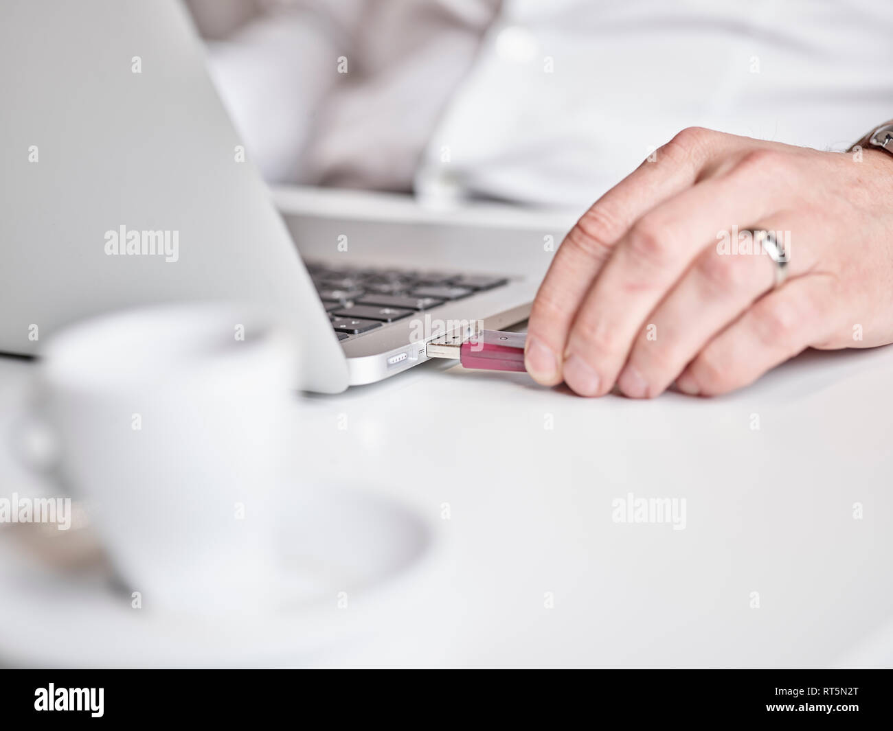 Close-up des Menschen Anschließen von USB-Stick, Laptop Stockfoto