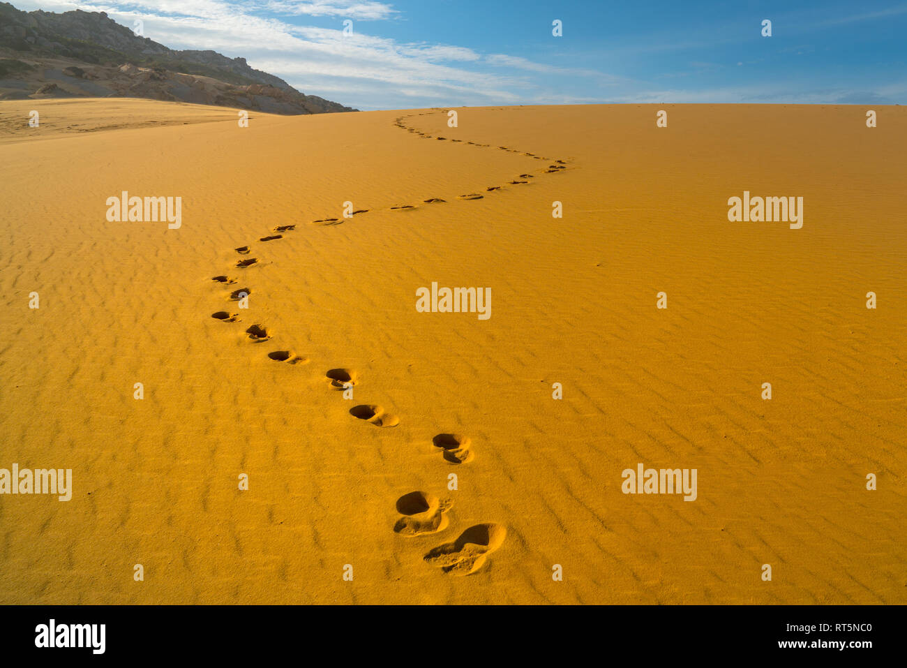 Spuren der menschlichen Füße auf der Wüste goldene Farbe sand Stockfoto