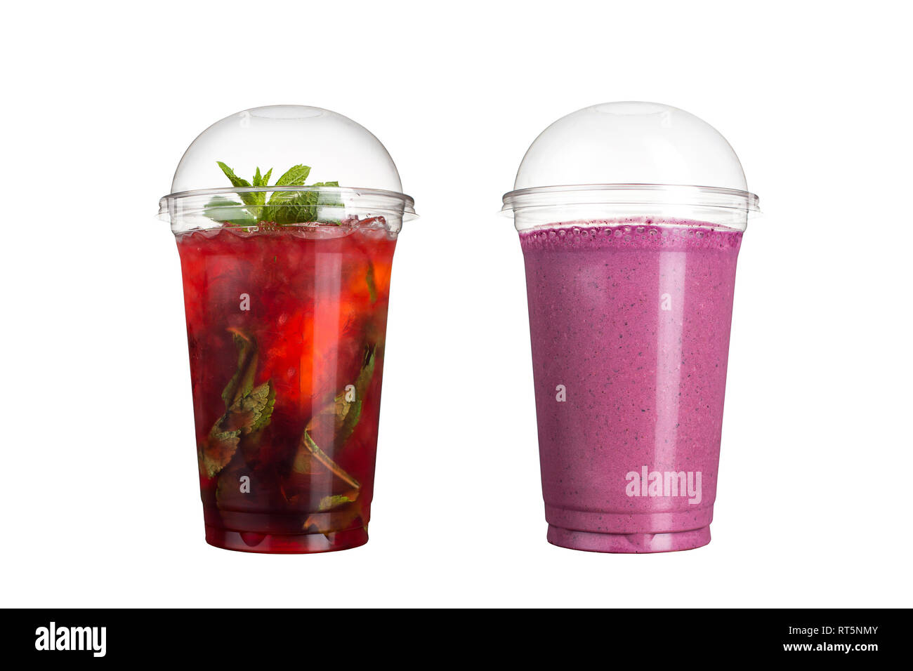 Köstliche Smoothies in Plastikbechern, auf einem weißen Hintergrund. Zwei Cocktails mit Berry mojito Aroma und Waldbeeren. Isoliert Stockfoto