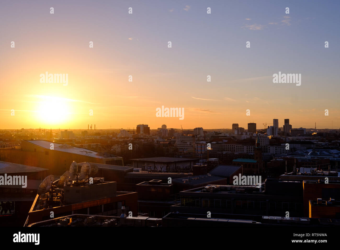 Blick über Berlin bei Sonnenuntergang vom Potsdamer Platz entfernt. Stockfoto