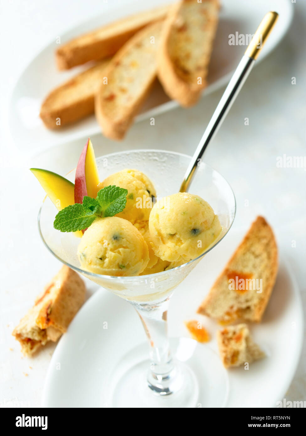 Mango und Passionsfrucht Sorbet mit Aprikose biscotti Stockfoto