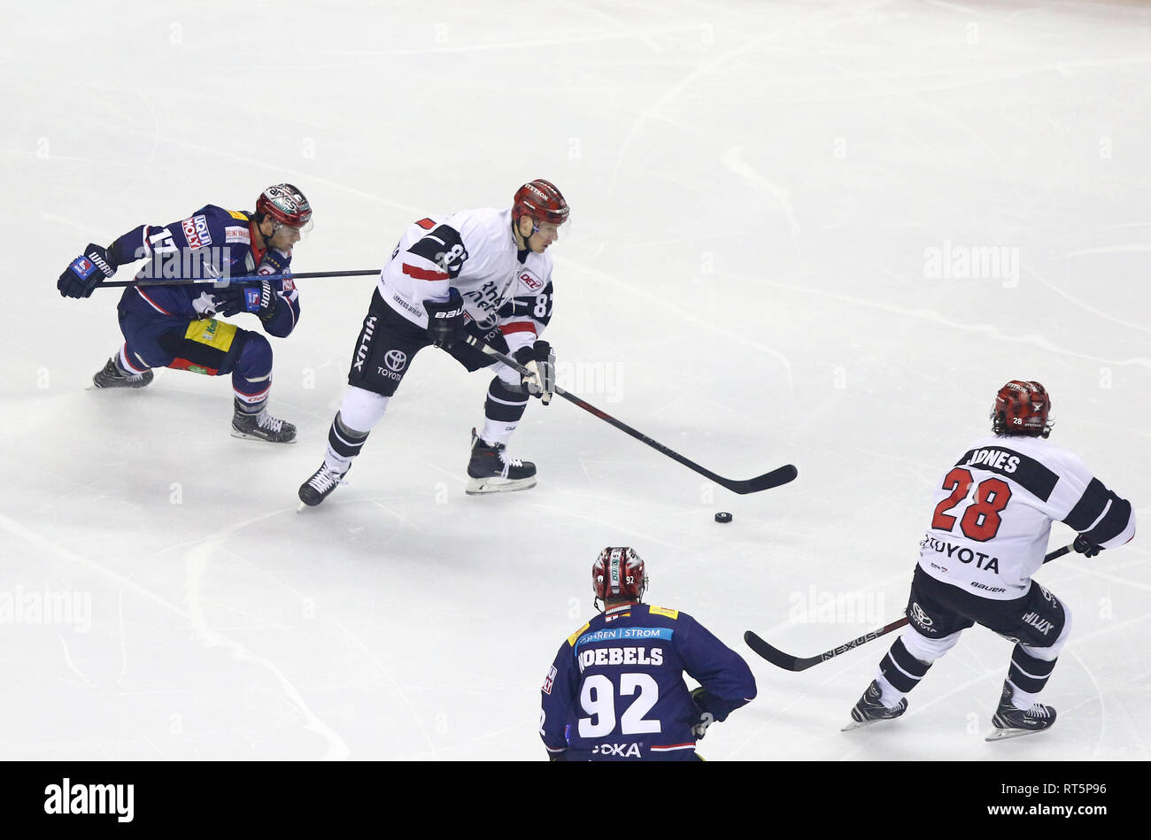 BERLIN, DEUTSCHLAND - 22. SEPTEMBER 2017: Vorwärts Philip Gogulla der Kolner Haie (in der Mitte, #87) Angriffen während der Deutschen Eishockey Liga (DEL) Spiel Aga Stockfoto
