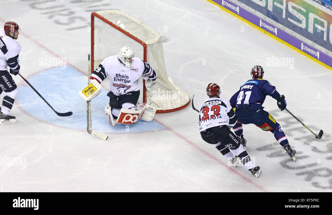 BERLIN, DEUTSCHLAND - 22. SEPTEMBER 2017: Vorwärts Louis-Marc Aubry von Eisbaren Berlin (R, #41) greift die Kolner Haie net während der Deutsche Eishockey Stockfoto