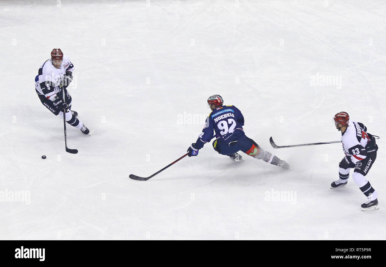 BERLIN, DEUTSCHLAND - Sep 22, 2017: Shawn Lalonde der Kolner Haie (L) kämpft für einen Kobold mit Marcel Noebels von Eisbaren Berlin (Nr. 92) Während ihrer Deutsche Stockfoto