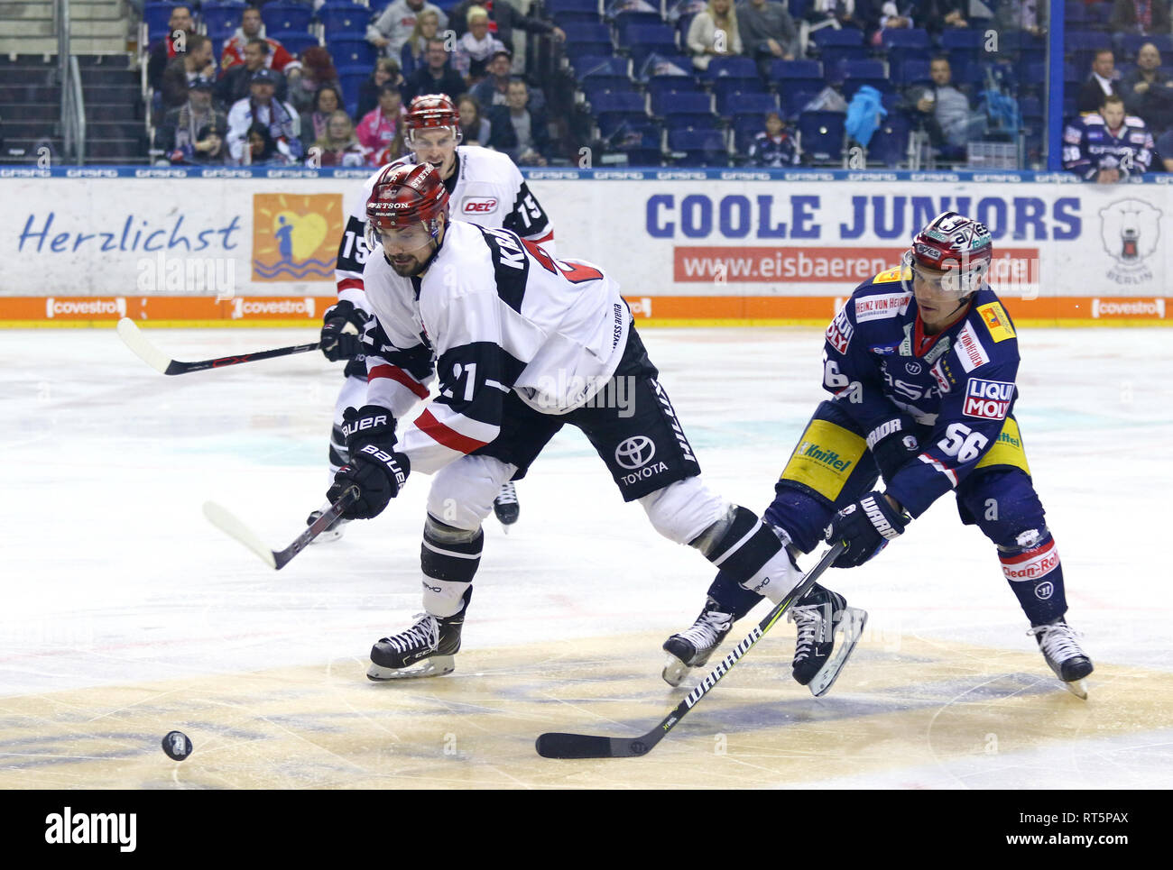 BERLIN, DEUTSCHLAND - 22. SEPTEMBER 2017: Nico Krammer der Kolner Haie (L) kämpft für einen Kobold mit Martin Buchwieser von Eisbaren Berlin während ihrer English Stockfoto