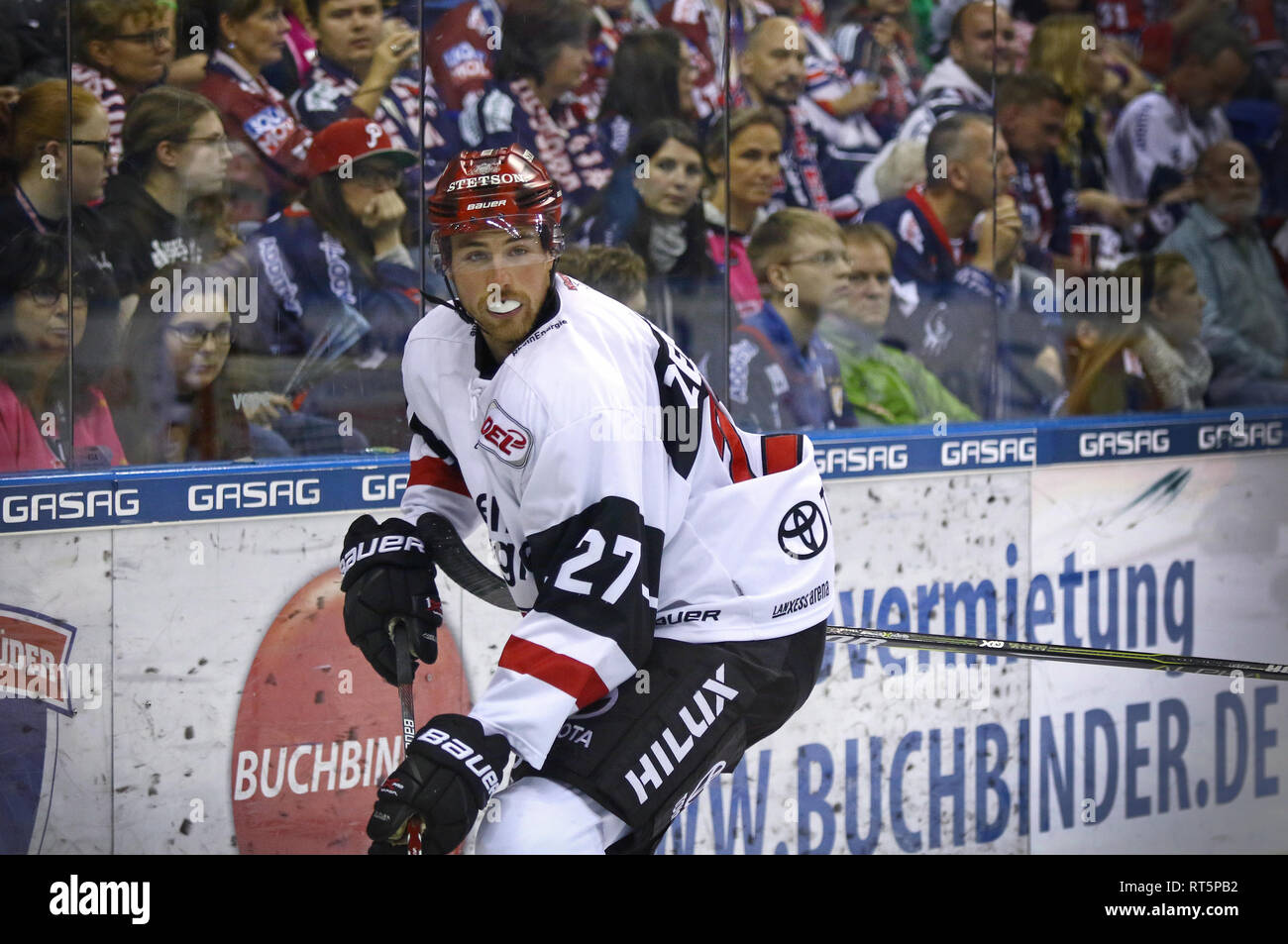 BERLIN, DEUTSCHLAND - 22. SEPTEMBER 2017: Verteidiger Pascal Zerressen der Kölner Haie in der Deutschen Eishockey Liga (DEL) Spiel gegen Eisbare Stockfoto