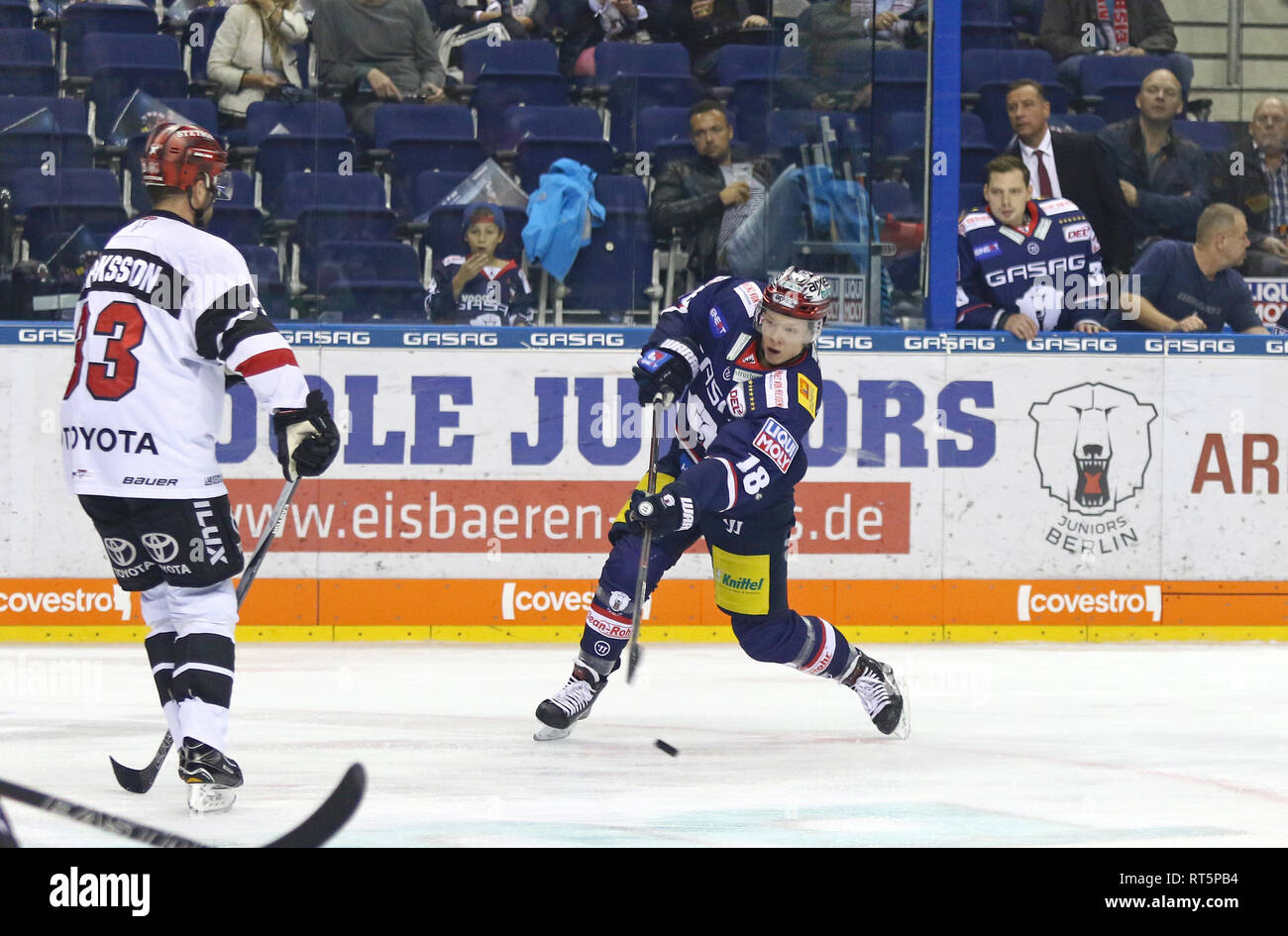 BERLIN, DEUTSCHLAND - 22. SEPTEMBER 2017: Verteidiger Jonas Muller von Eisbaren Berlin Schüsse einen Puck in der Deutschen Eishockey Liga (DEL) Spiel gegen Köln Stockfoto