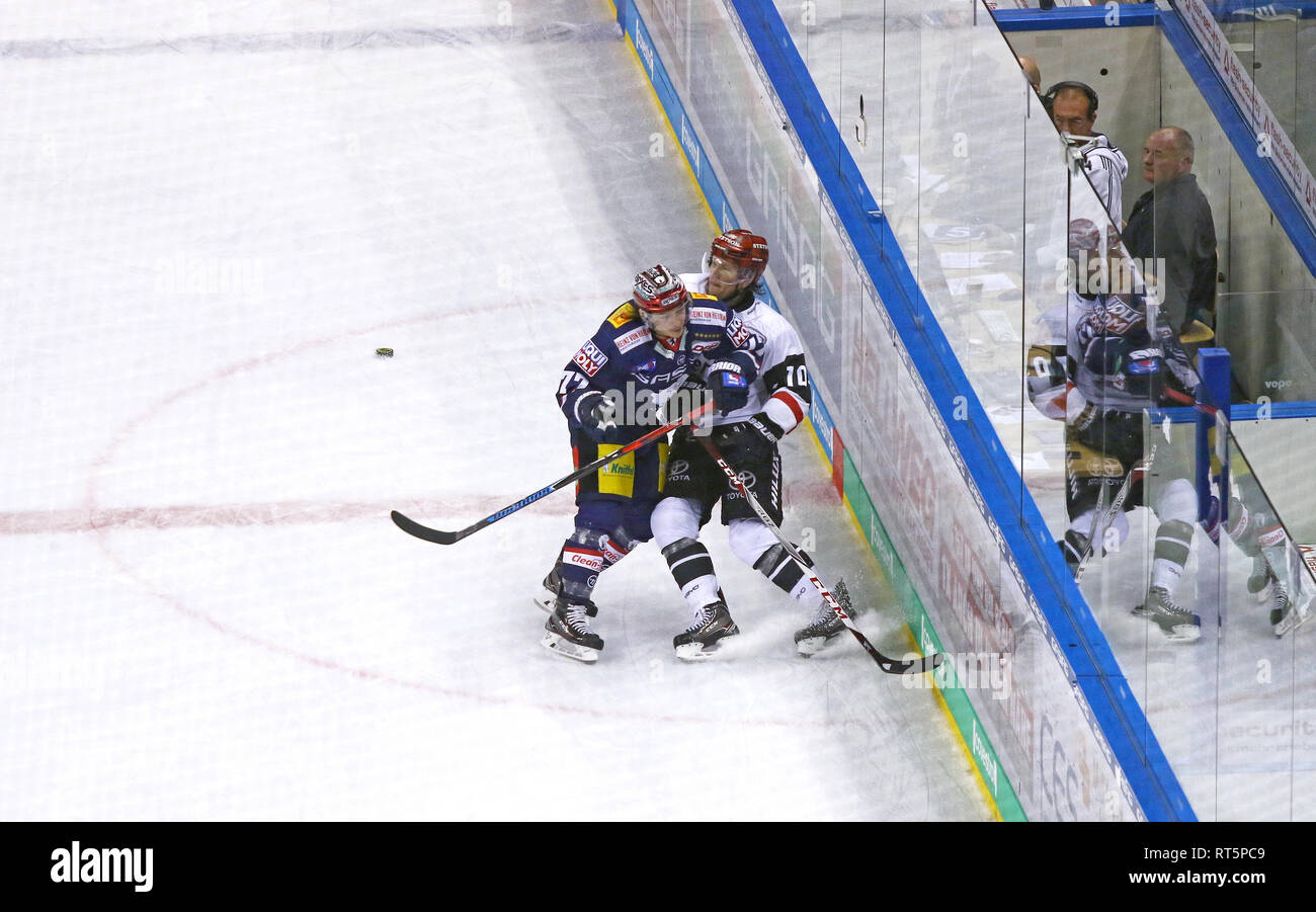 BERLIN, DEUTSCHLAND - Sep 22, 2017: Daniel Fischbuch von Eisbaren Berlin (L) kämpft für einen Kobold mit Christian Ehrhoff der Kolner Haie während der Deutsche Stockfoto