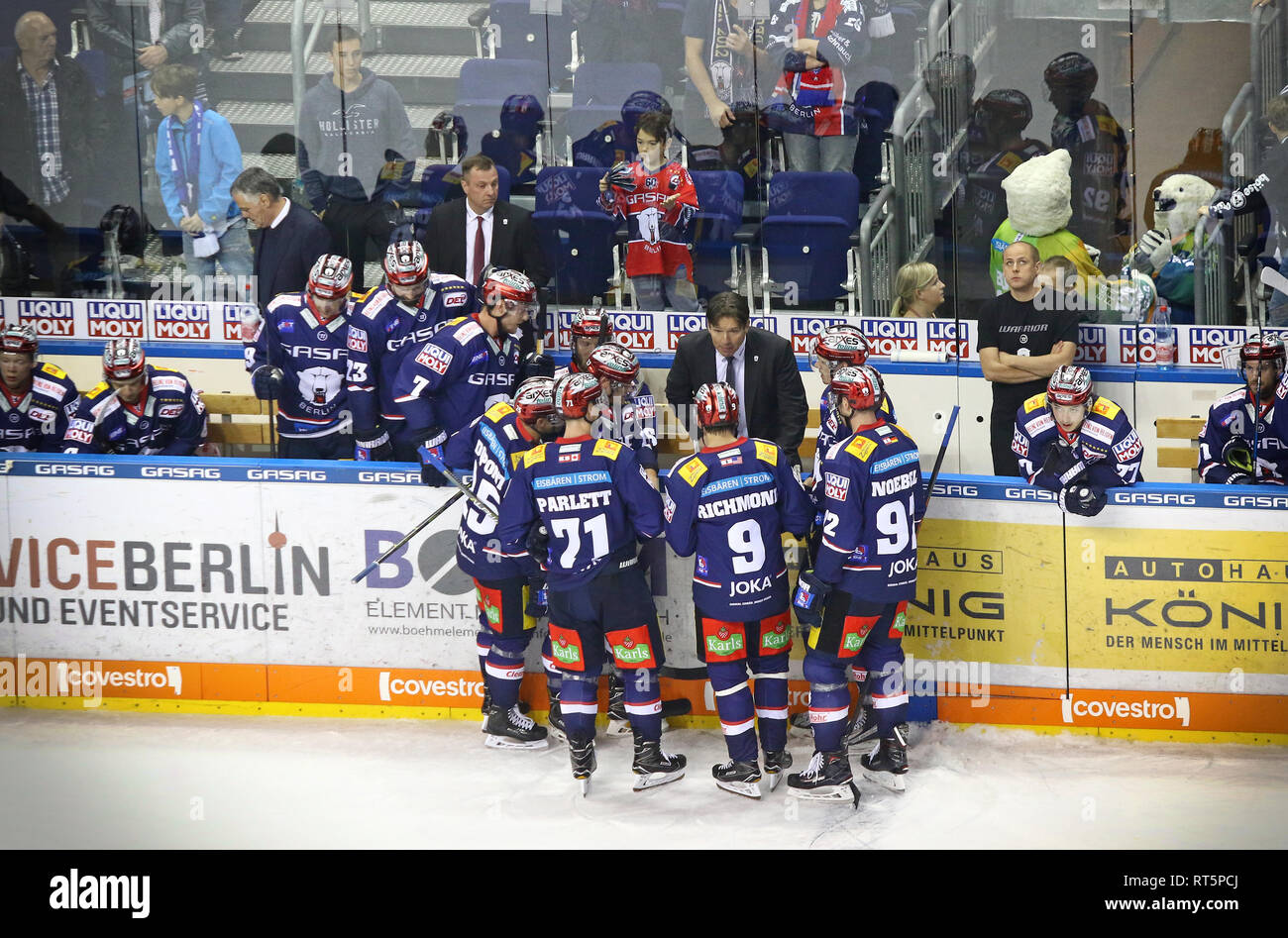 BERLIN, DEUTSCHLAND - 22. SEPTEMBER 2017: Time-out Eisbaren Berlin Team. Head Coach Uwe Krupp unter den Spielern. Die Deutsche Eishockey Liga (DEL) Spiel Aga Stockfoto
