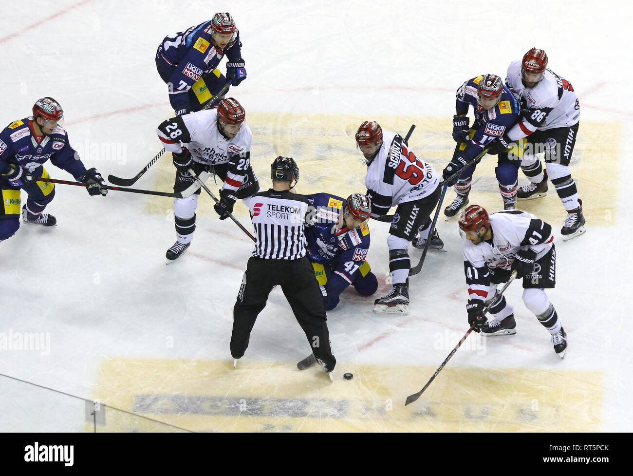 BERLIN, DEUTSCHLAND - 22. SEPTEMBER 2017: Eisbaren Berlin (in Blau) und Kolner Haie Spieler (in Weiß) Kampf um den Puck während ihrer Deutsche Eishockey Li Stockfoto