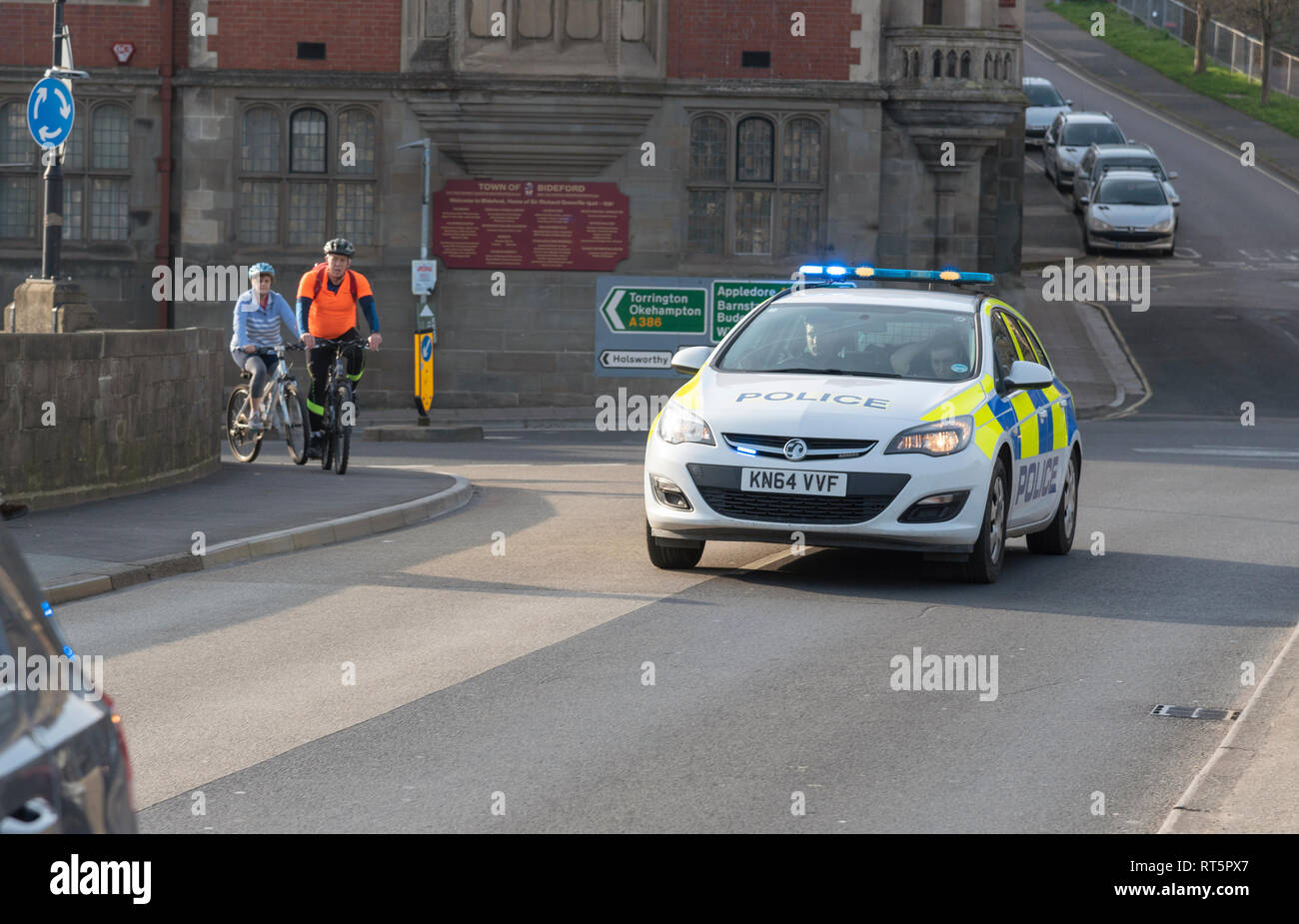 Bideford, North Devon, England, UK. Februar 2019. Polizeiauto auf ein blaues Licht mit zwei Offizieren an Bord Stockfoto