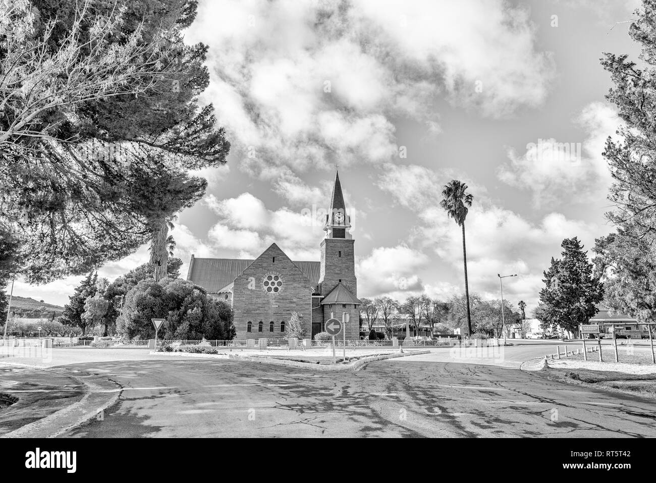 LOXTON, SÜDAFRIKA, August 7, 2018: eine Straße, Szene, mit der Niederländischen Reformierten Kirche, in Loxton in der Northern Cape Provinz. Schwarzweiß Stockfoto