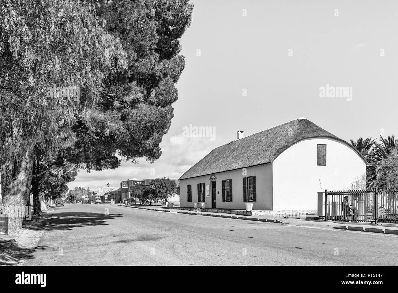 FRASERBURG, SÜDAFRIKA, August 7, 2018: eine Straße, Szene, mit der alten pasonage Museum und anderen Unternehmen, die in Fraserburg in der Northern Cape Provin Stockfoto