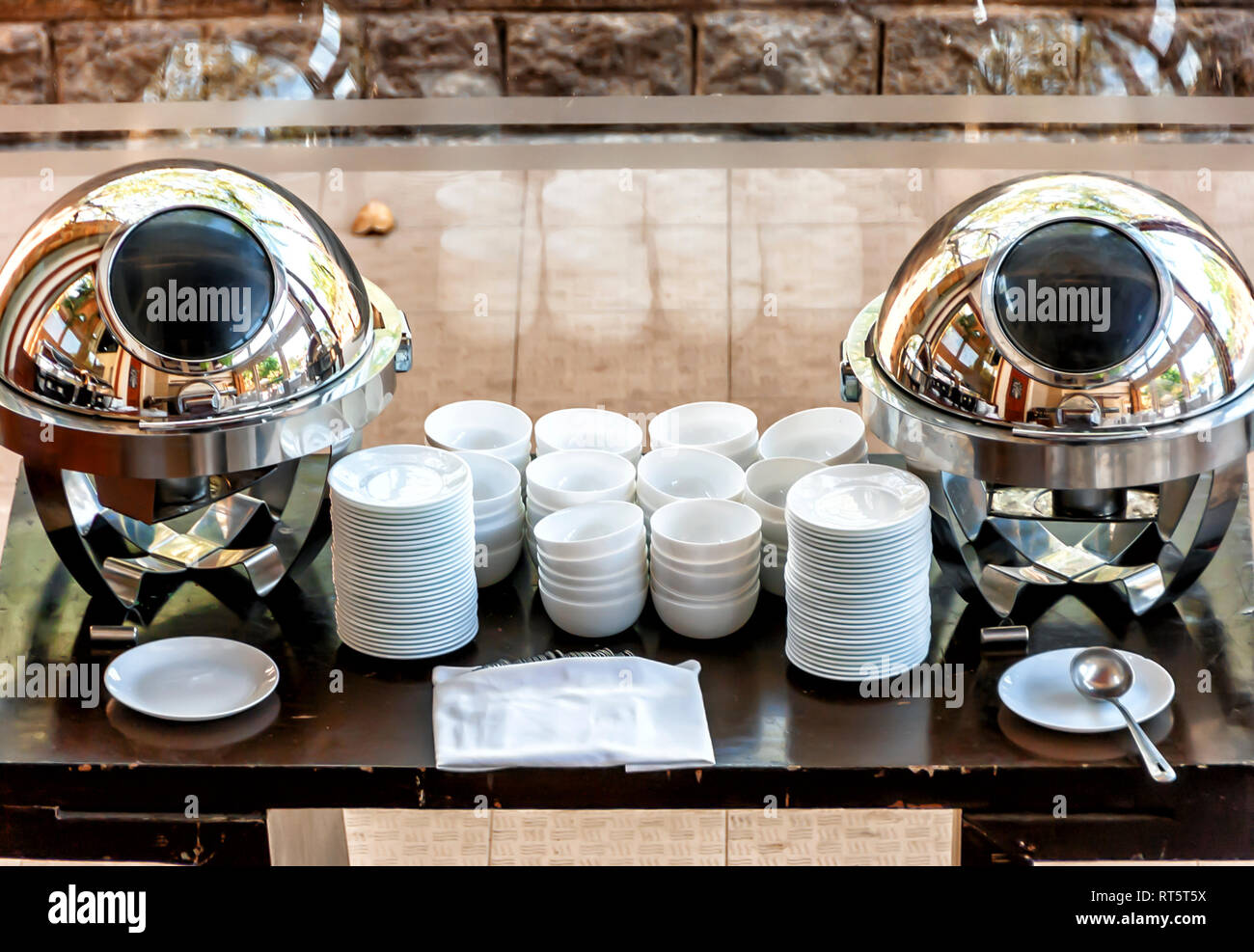 Kessel Suppe Suppen-/Stulpen/Arbeitsplatte warmers zusammen mit Schalen, Teller und Löffel auf eine Suppe Zähler in einem Restaurant. Stockfoto