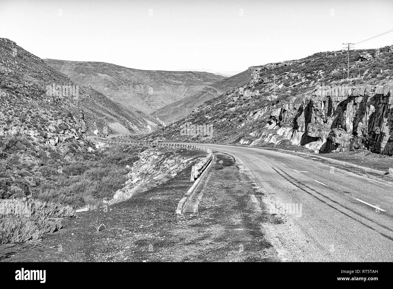SUTHERLAND, SÜDAFRIKA, August 8, 2018: Blick auf die Verlatenkloof Pass auf der Straße R 354 südlich von Sutherland in der Northern Cape Provinz. Mono Stockfoto