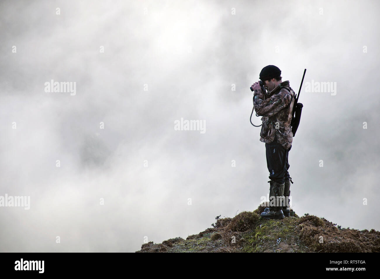 Jäger auf der Suche nach Spiel Tieren wie Gämsen, Rehe oder tahr, in South Westland der südlichen Alpen, Neuseeland Stockfoto