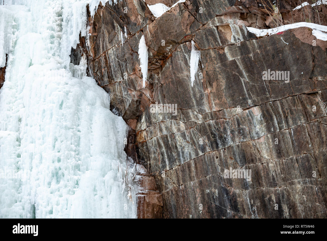 Von Braun Granit mit Falten Hintergrund. Die Textur der rohen Stein. Stockfoto