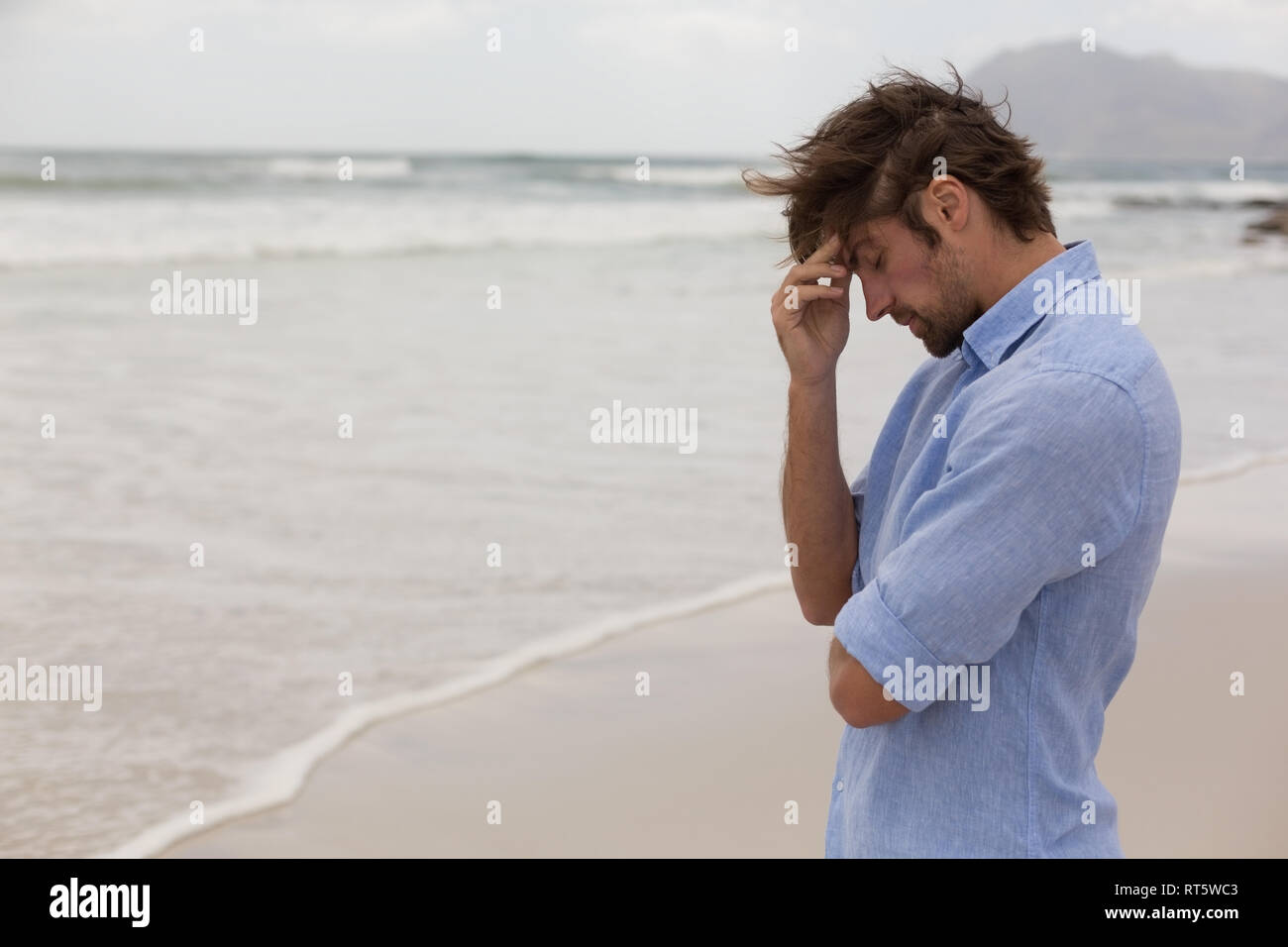 Besorgt man Standing am Strand Stockfoto