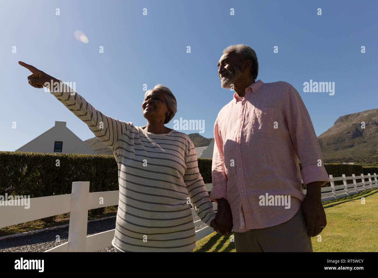 Ältere Frau mit älterer Mann auf Abstand Stockfoto