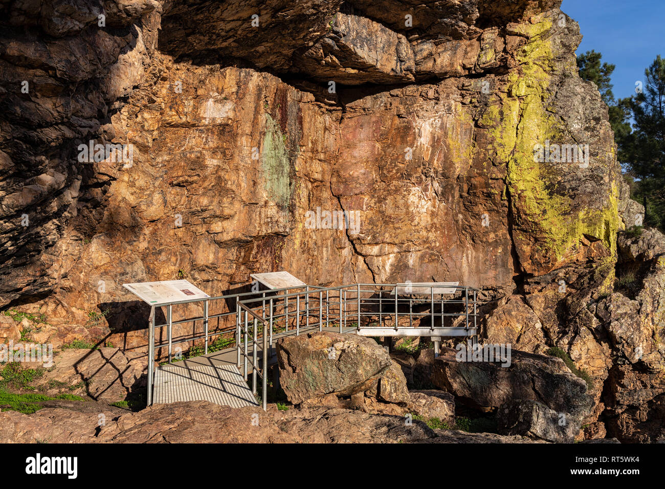 Höhlenmalereien. In einer Höhle, bekannt als Cueva Chiquita im Naturpark der villuercas fotografiert. CaÃ±amero. Der Extremadura. Spanien. Stockfoto