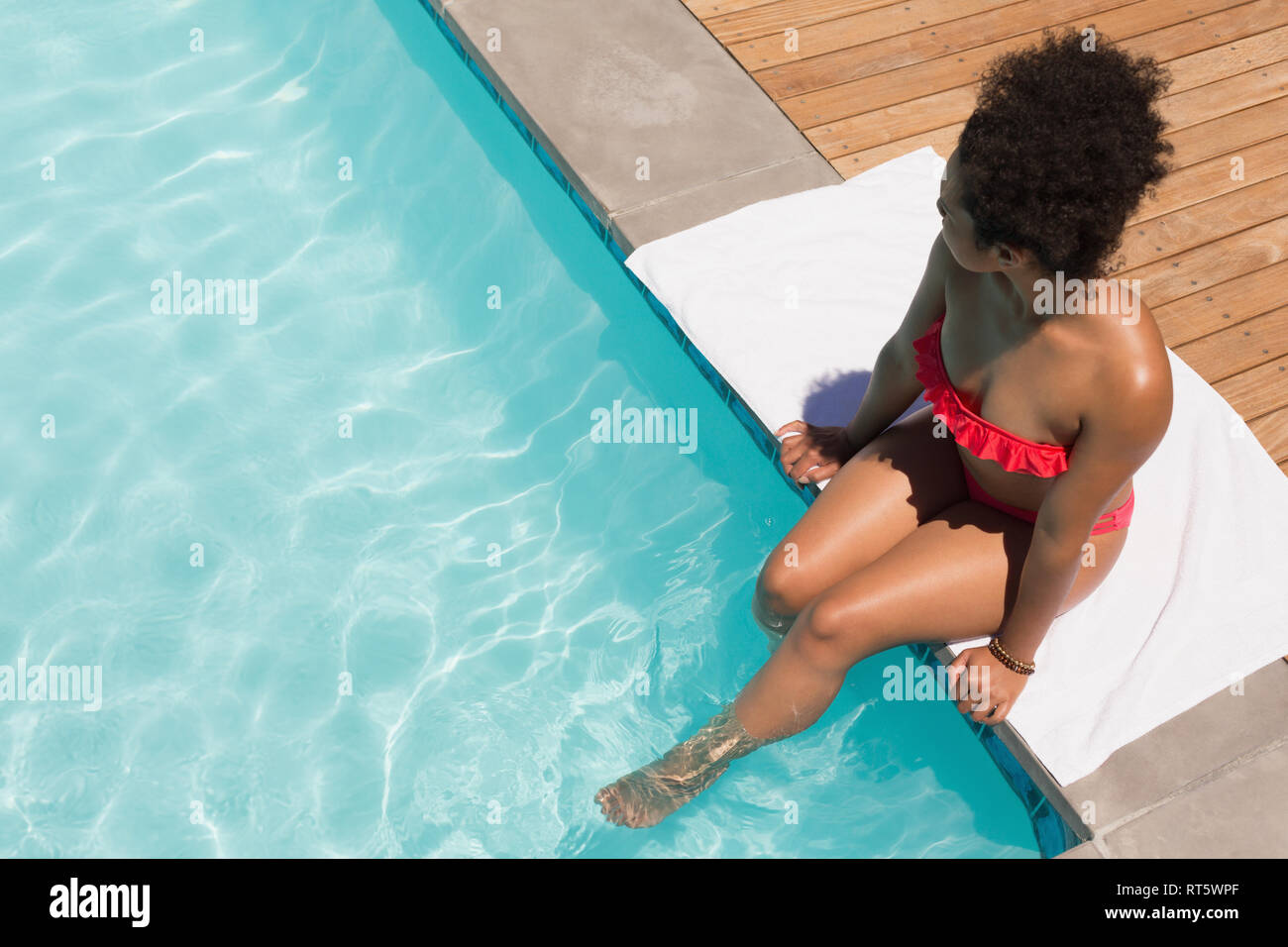 Frau Entspannung in einen Pool an einem sonnigen Tag Stockfoto