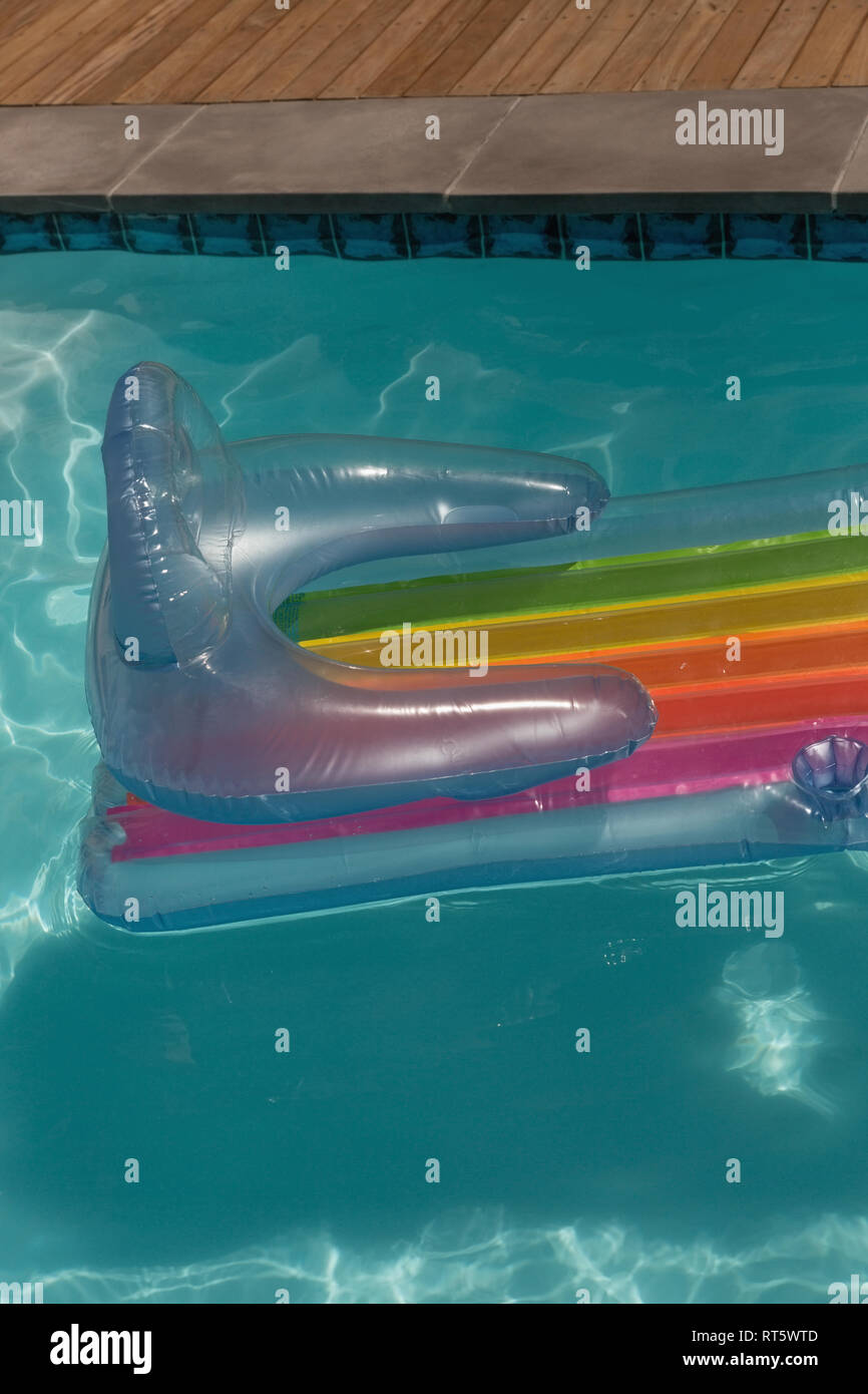 Aufblasbare tube Floating in einem Pool Stockfoto
