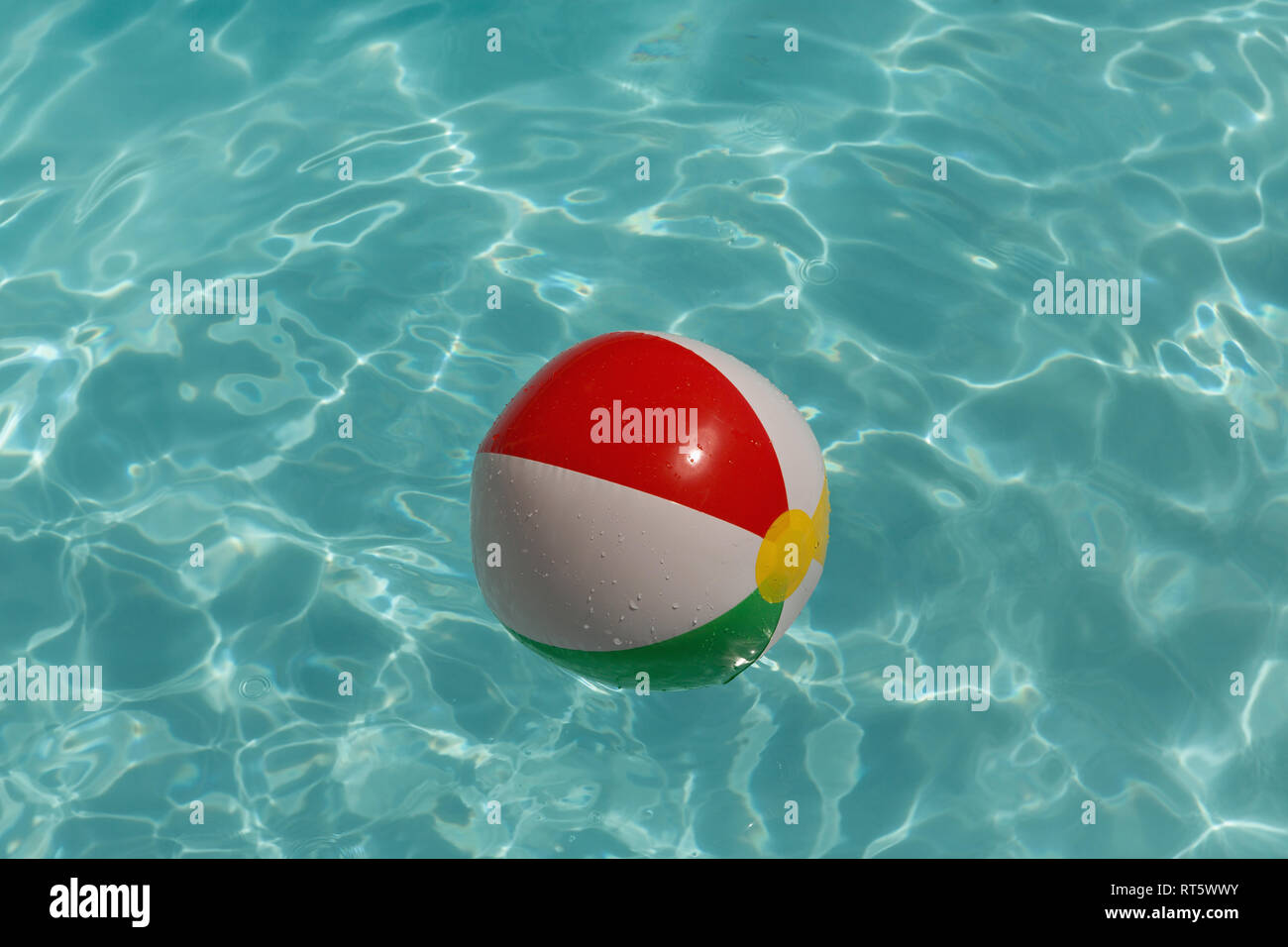 Aufblasbarer Ball im Schwimmbad Stockfoto