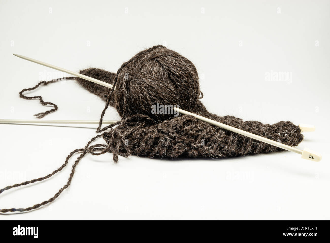 Ball von Garn und Stricknadeln Stockfoto