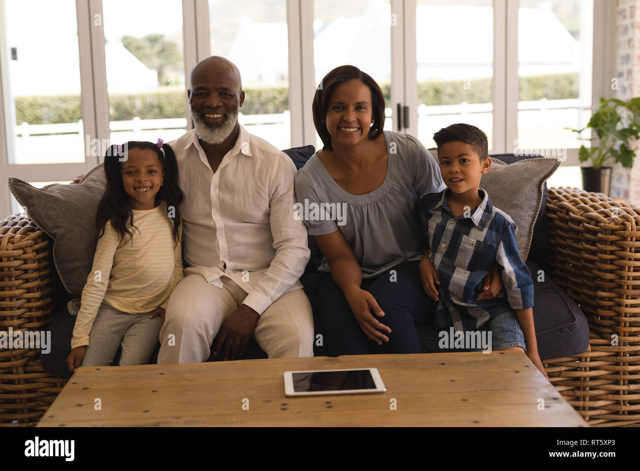 Mehr-Generationen-Familie sitzt auf dem Sofa im Wohnzimmer Stockfoto