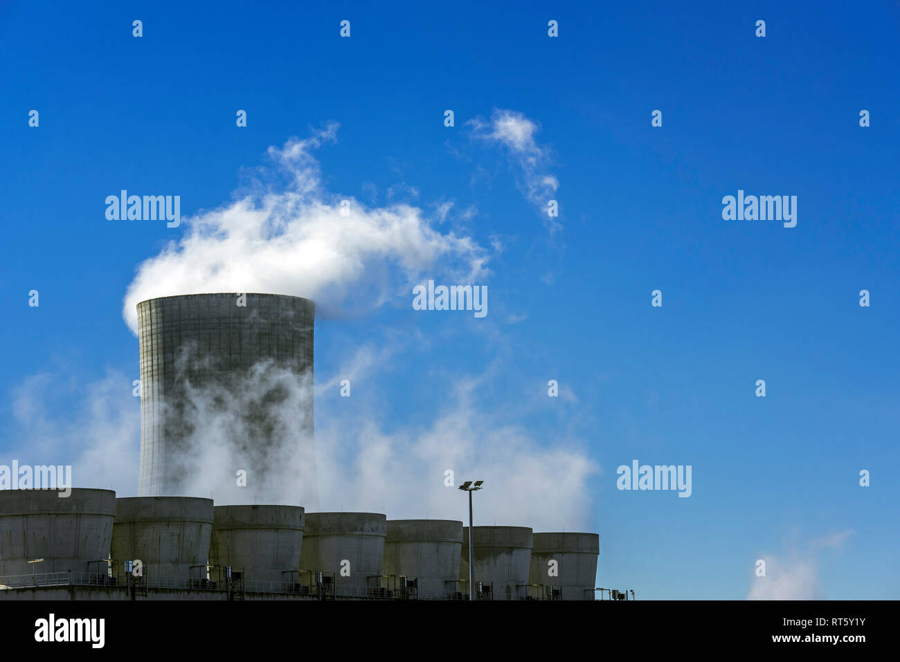 Industrial Estate, Kühltürme und Schornsteine in der BASF die chemische Produktion Standort im Hafen von Antwerpen, Belgien Stockfoto